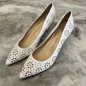 Isaac Mizrahi Women’s Juliana White Floral Cutout Leather Pump, Sz 9.5